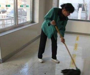 保洁阿姨拖地吃瓜,拖地时吃瓜，竟成日常小确幸